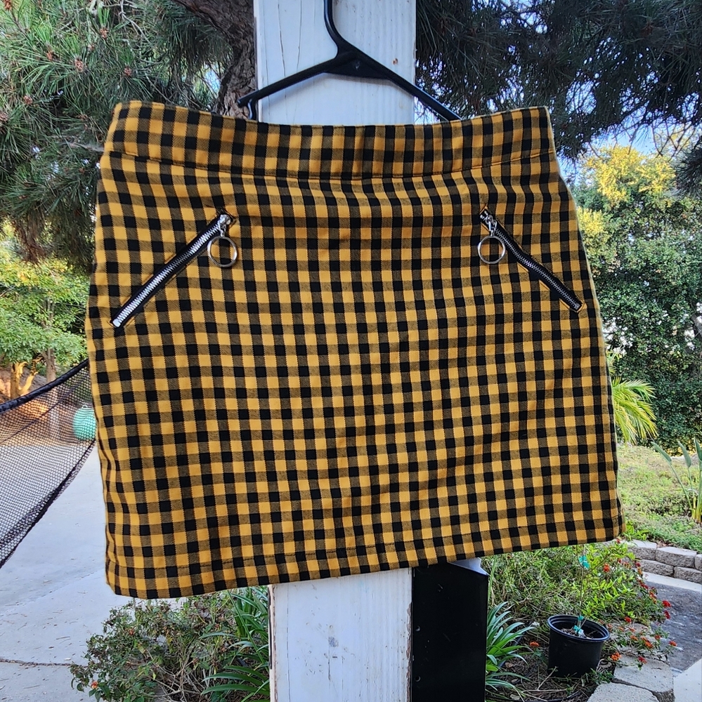 Forever 21 Yellow and Black Checkered Plaid Medium Mini Hip Hugger Skirt